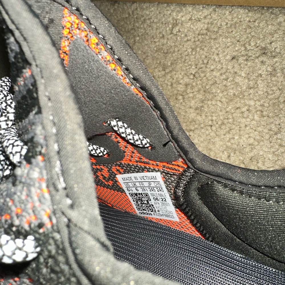 BNWT Yeezy 350 V2 Carbon Beluga - Picture 5 of 7